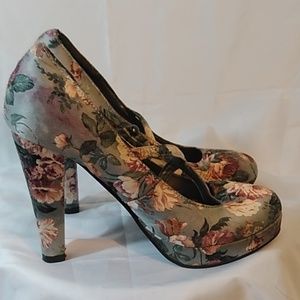 😀Make me a offer    loft Floral  size 7 shoes